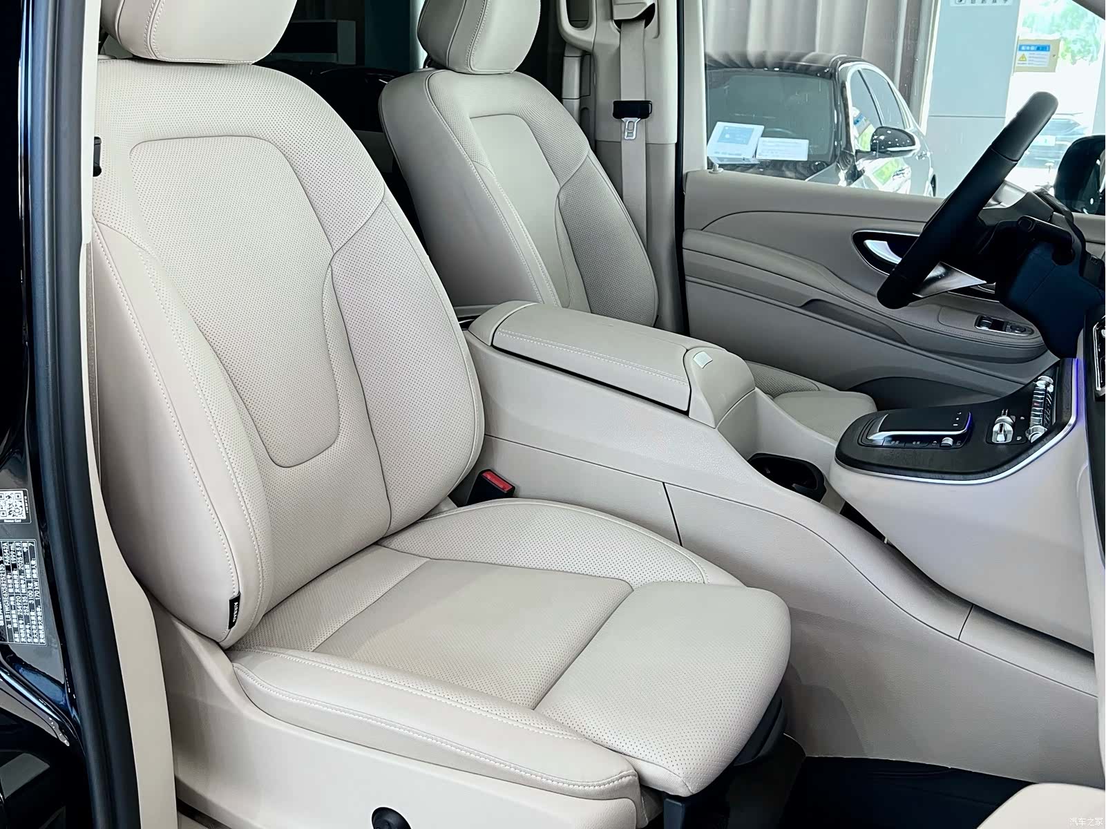 Mercedes-Benz V-Class, 2025 8