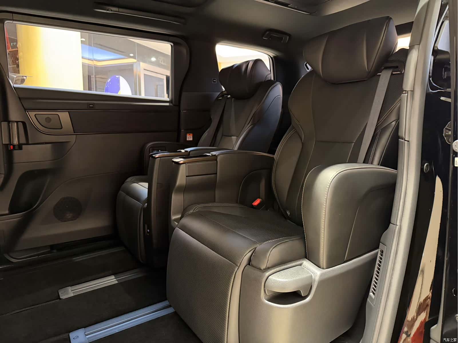 Toyota Alphard, 2026 10