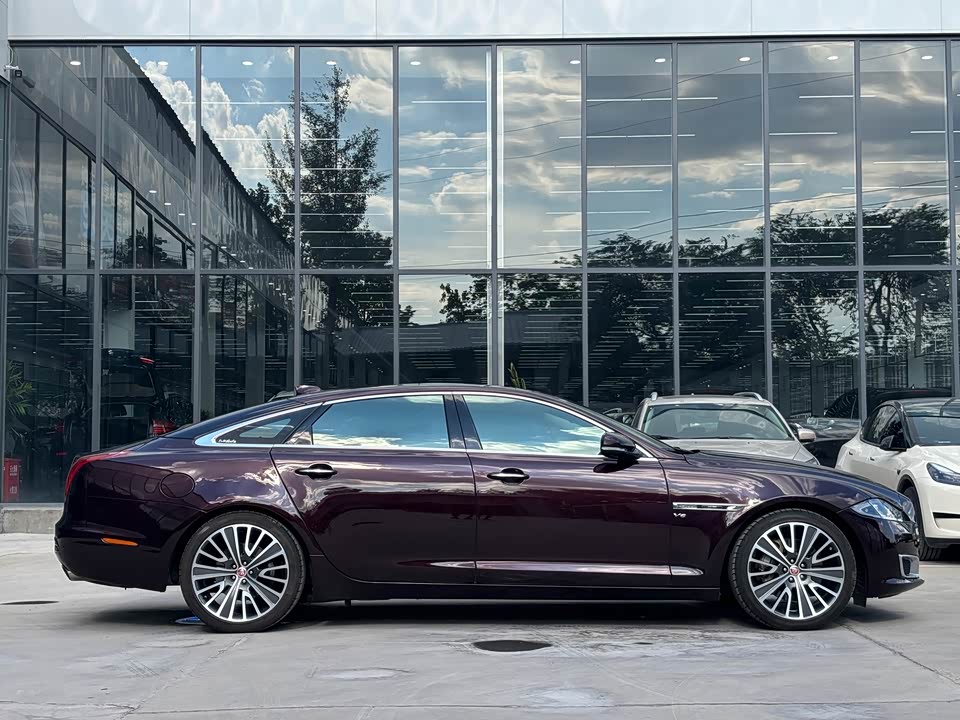 Jaguar XJ