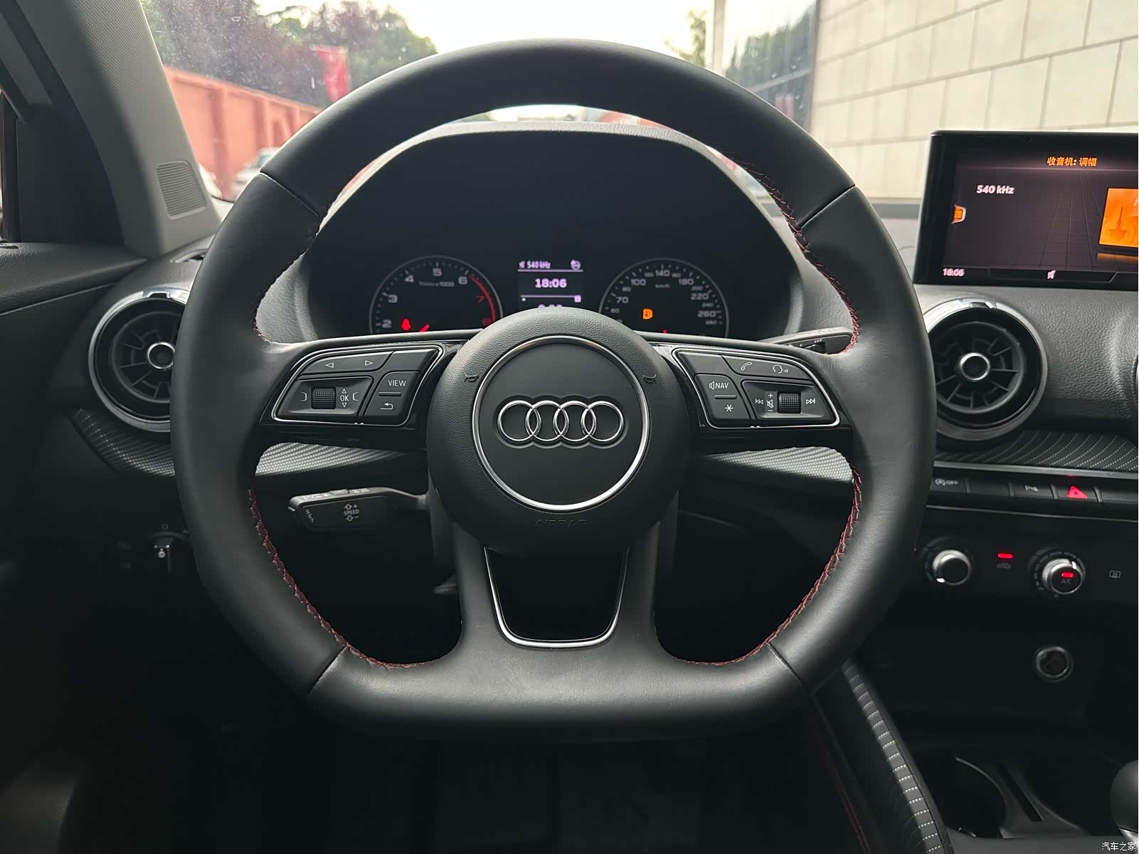 Audi Q2L, 2023 8