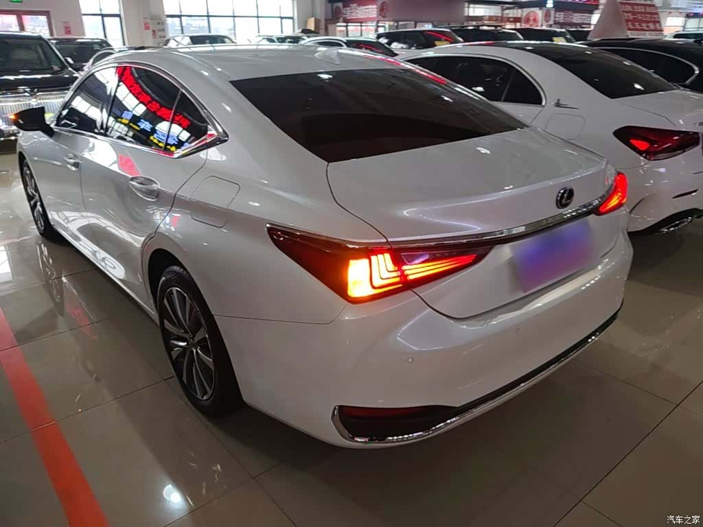 Lexus ES, 2019 все фото