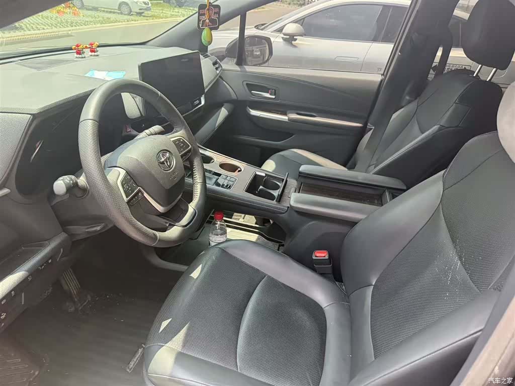 Toyota Granvia, 2024 4