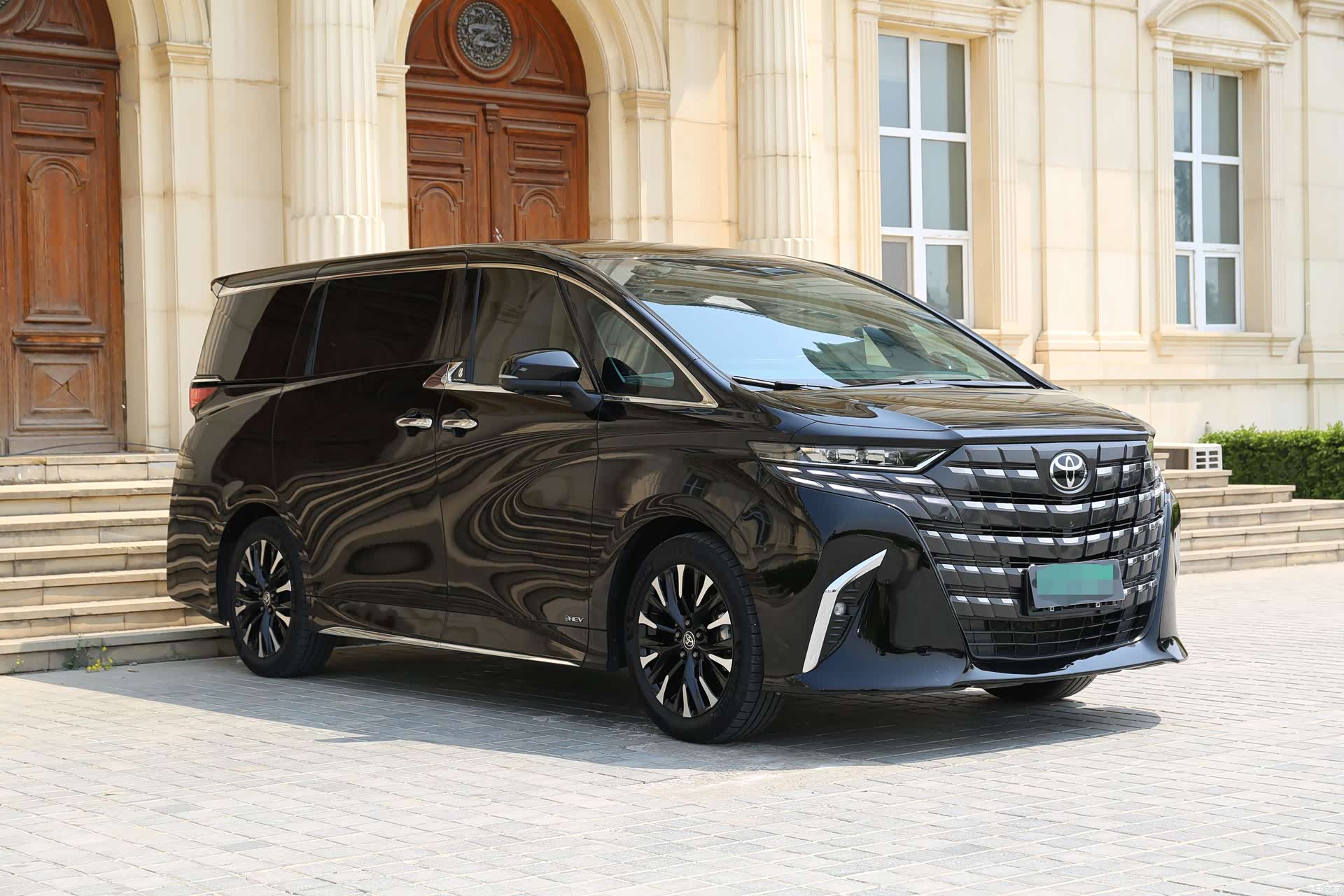 Toyota Alphard, 2025 3