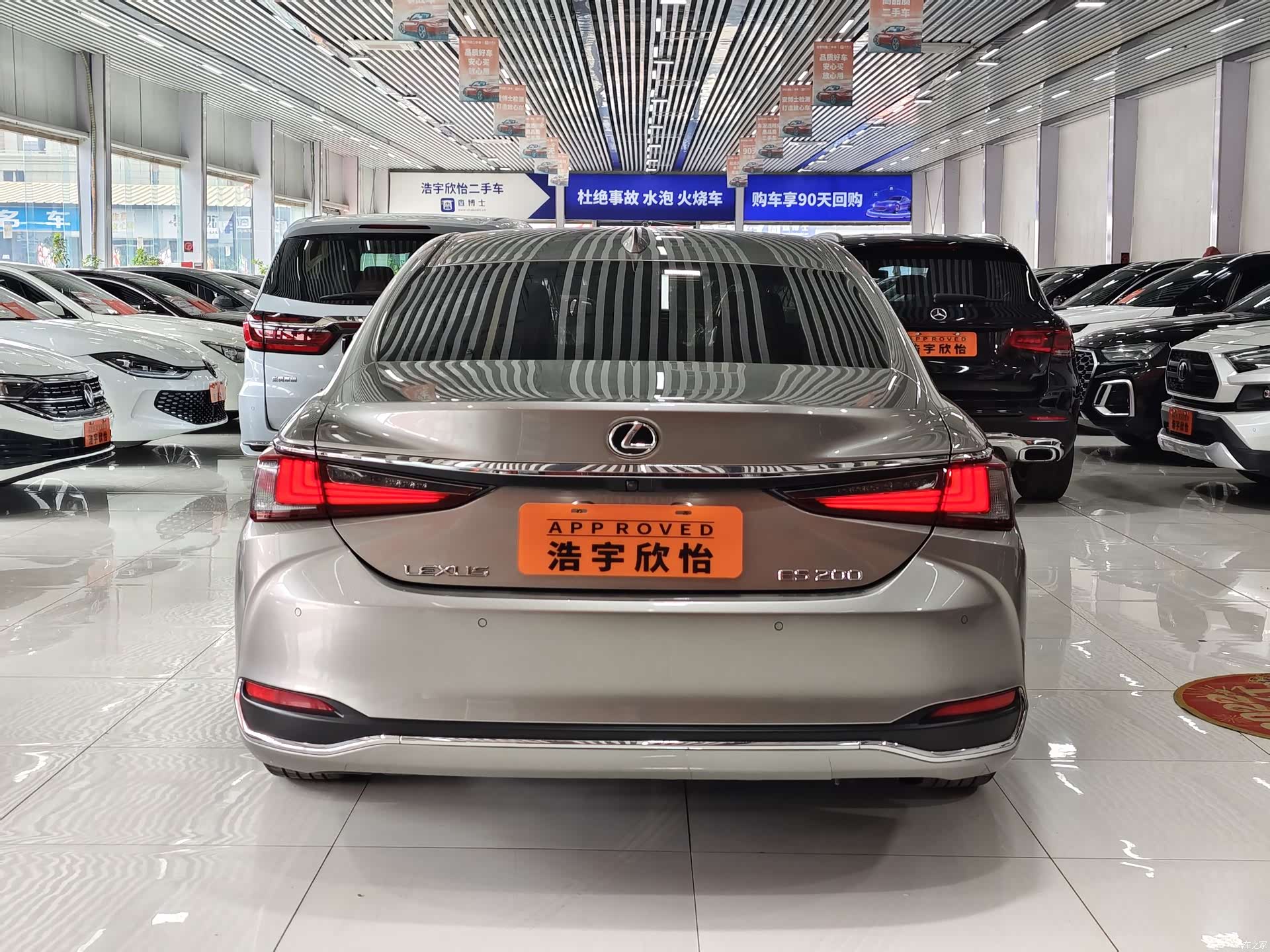 Lexus ES, 2019 все фото