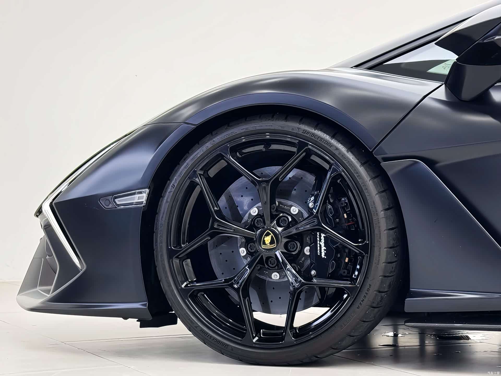 Lamborghini Revuelto, 2025 12