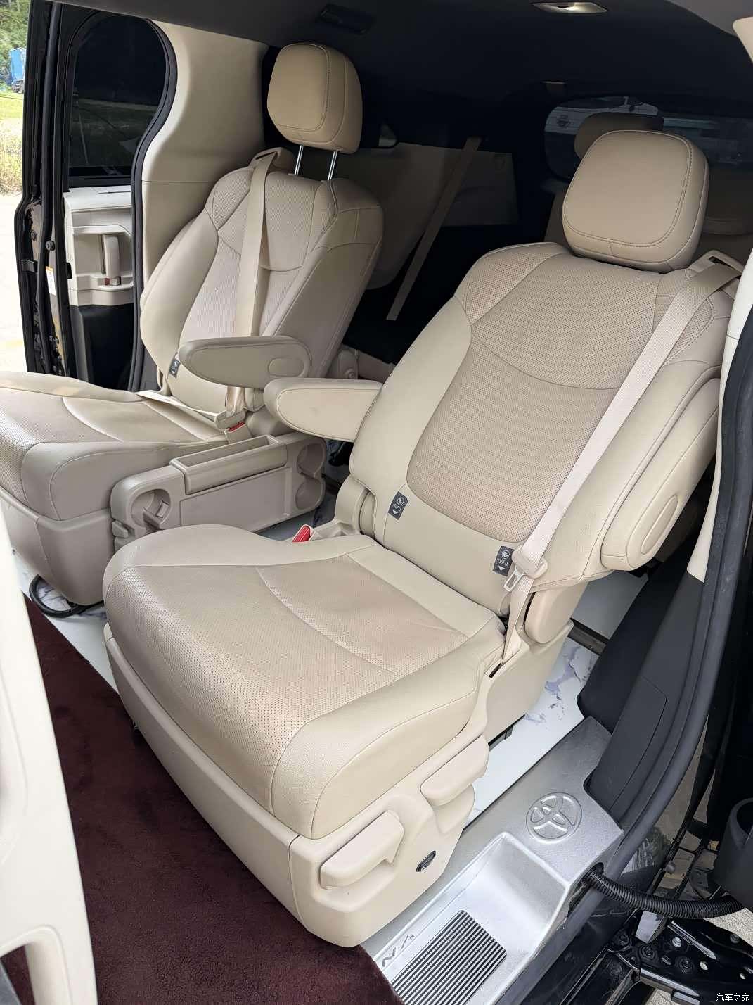Toyota Sienna, 2023 все фото