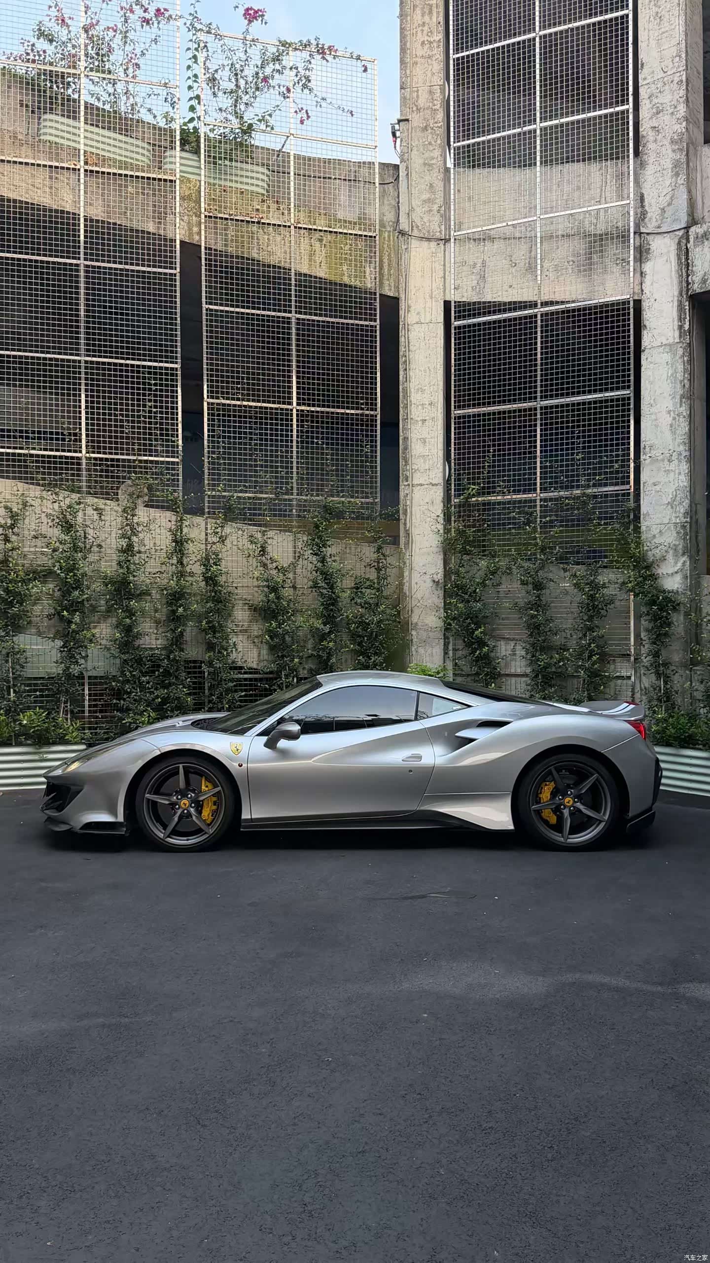 Ferrari 488, 2016 4