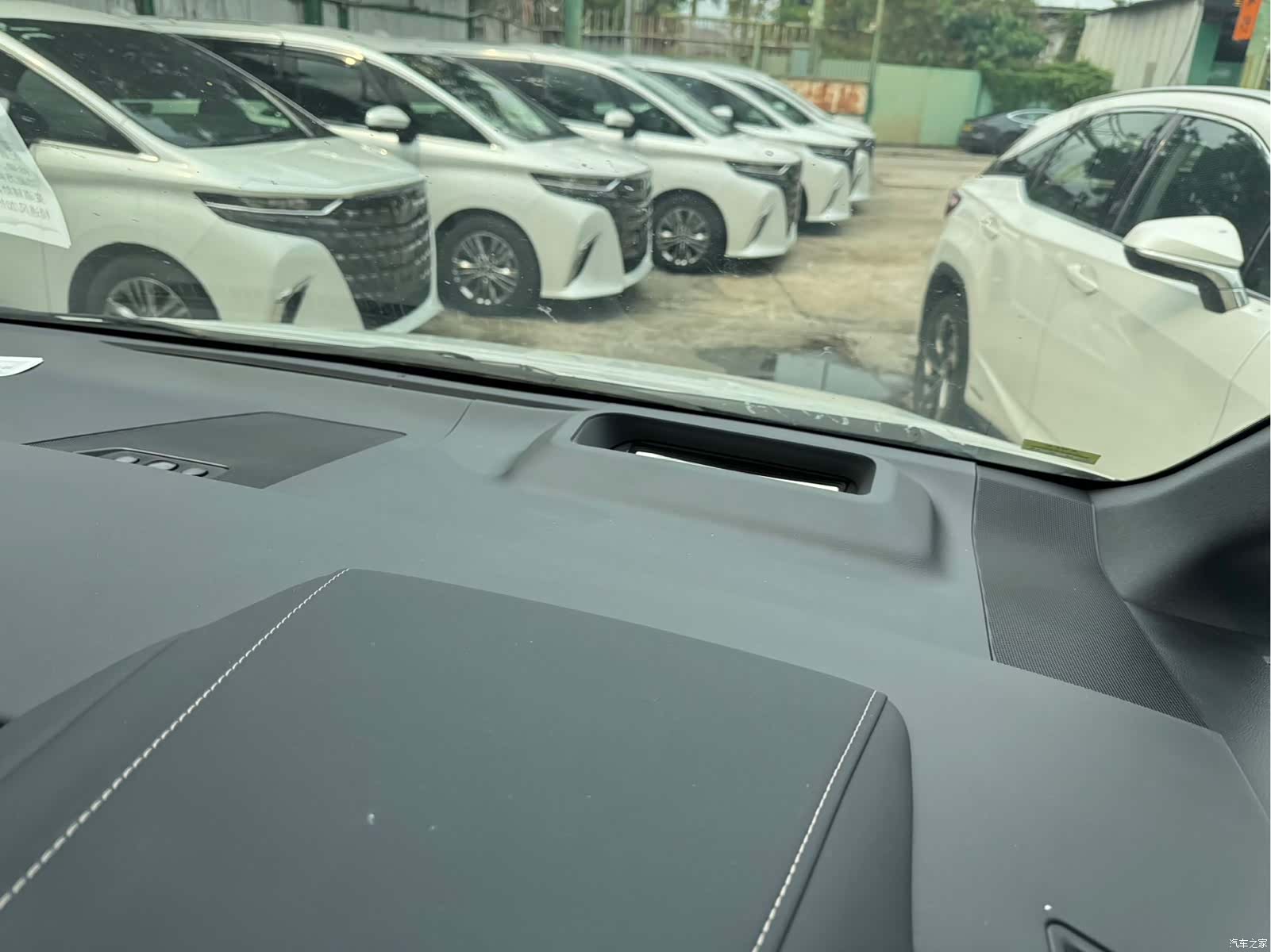 Toyota Alphard, 2026 9