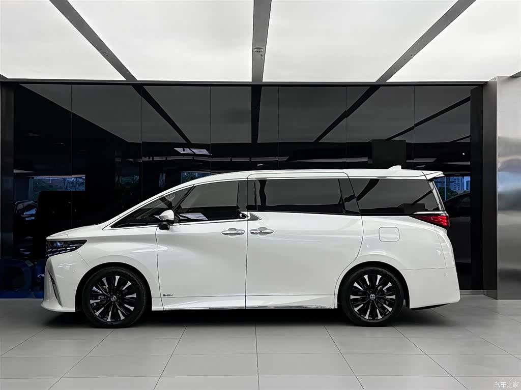 Toyota Alphard, 2024 3