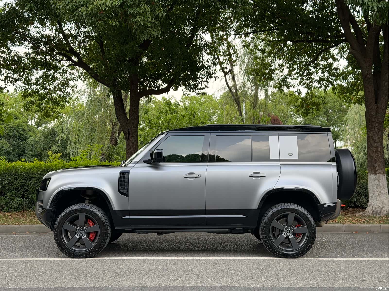 Land Rover Defender, 2023 12