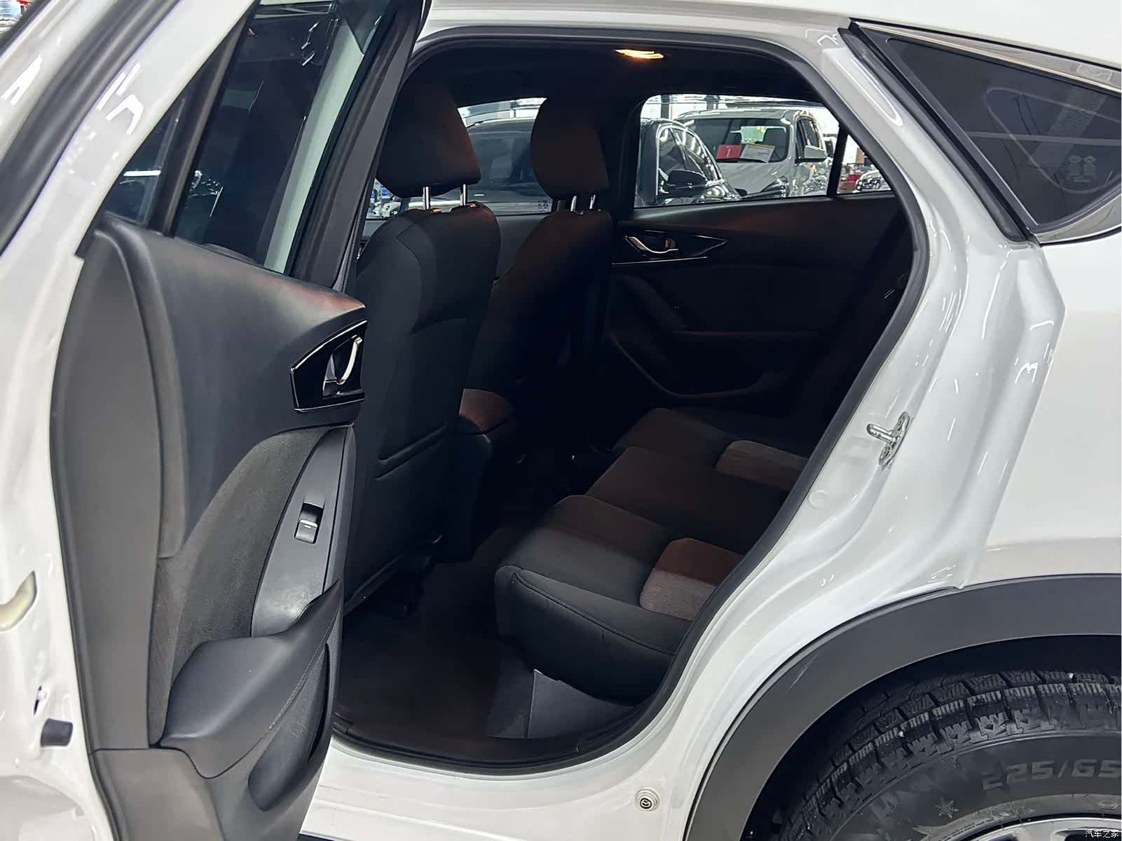 Mazda CX-4, 2023 11