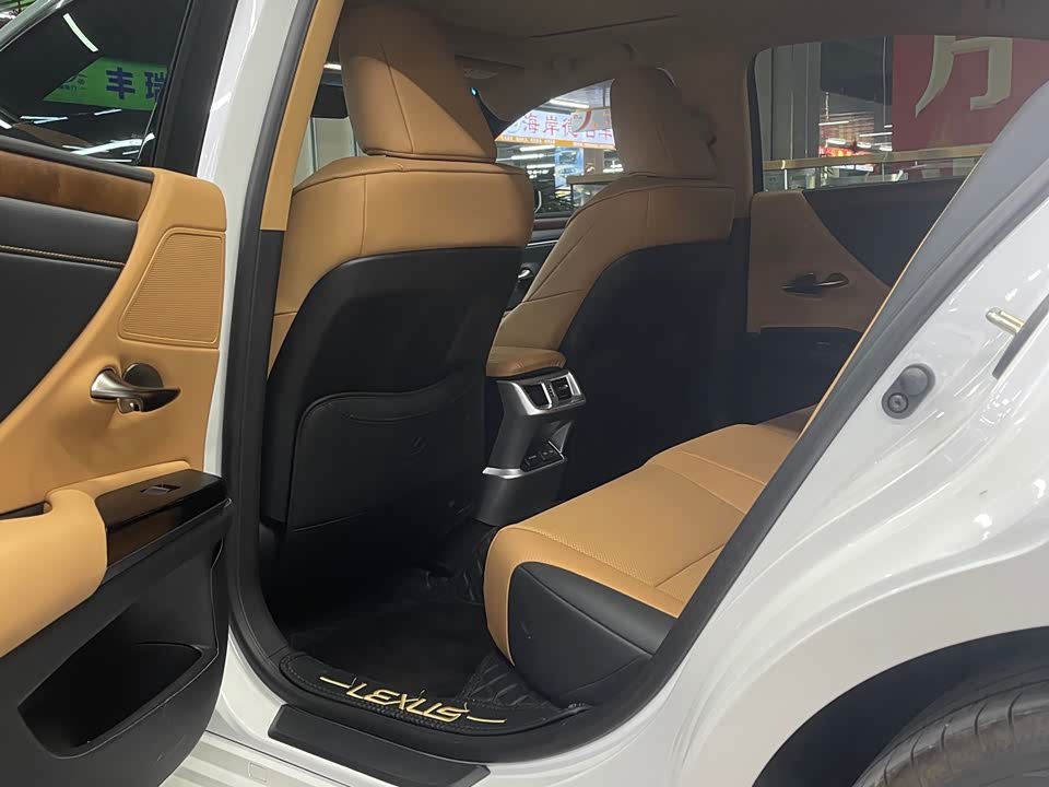 Lexus ES