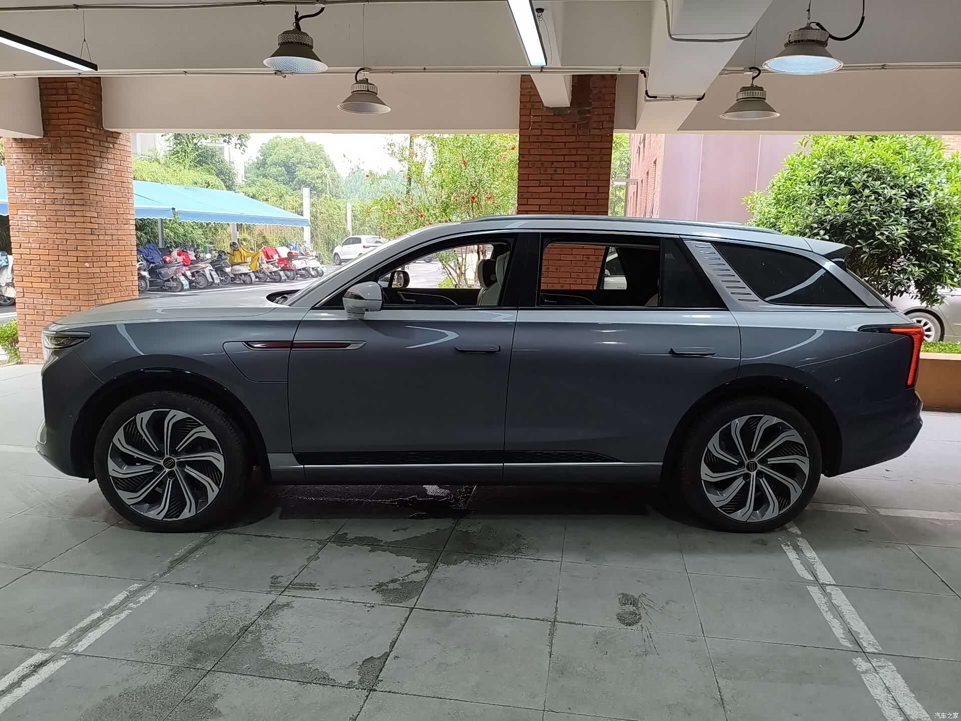 Hongqi E-HS9, 2023 2