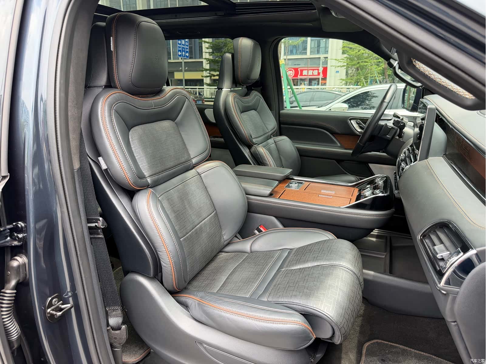 Lincoln Navigator, 2023 13