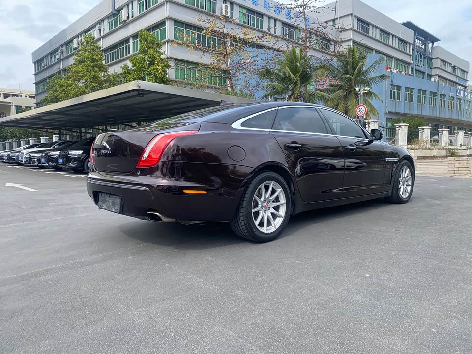 Jaguar XJ