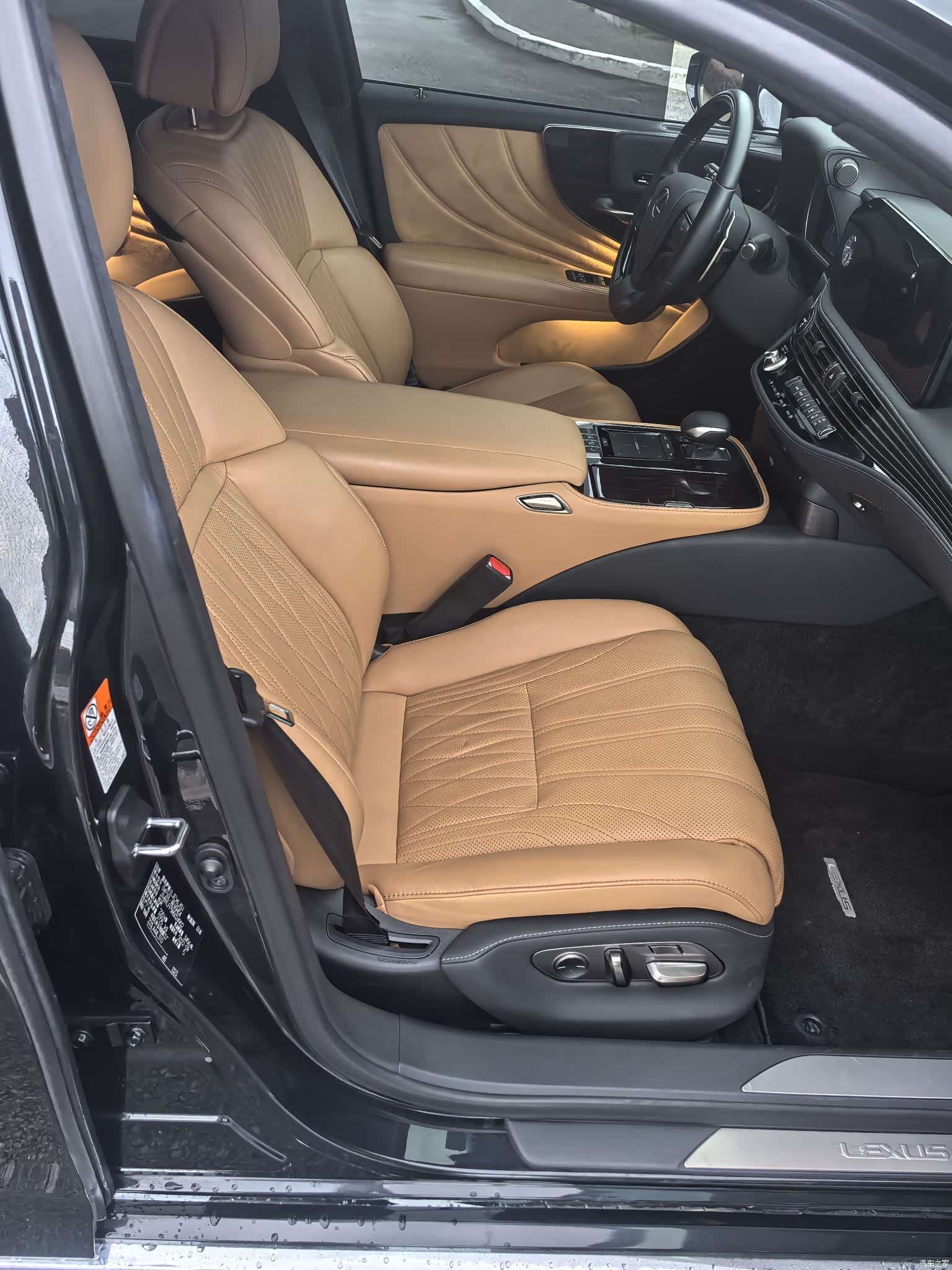Lexus LS, 2023 11