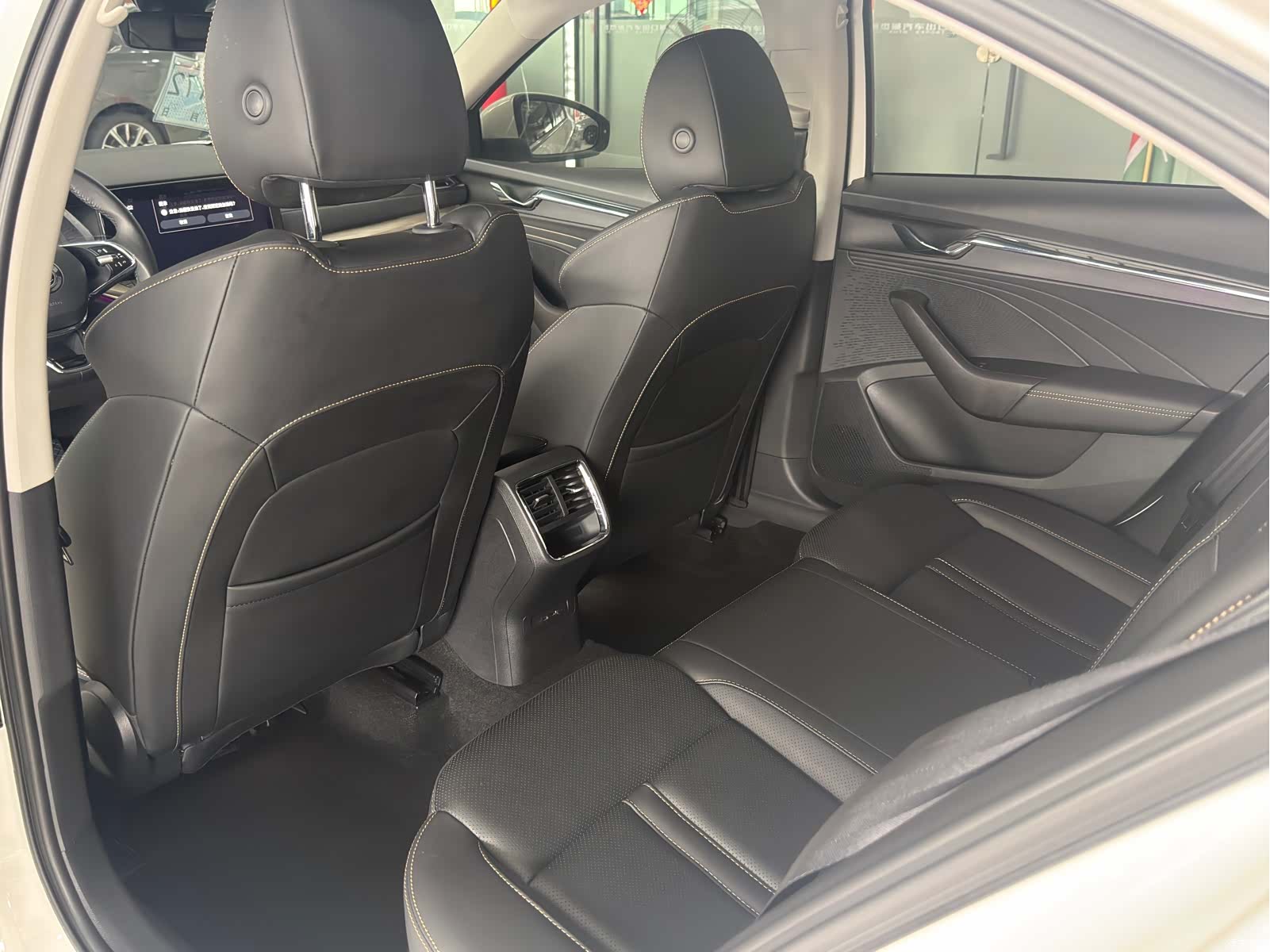Skoda Octavia, 2023 все фото