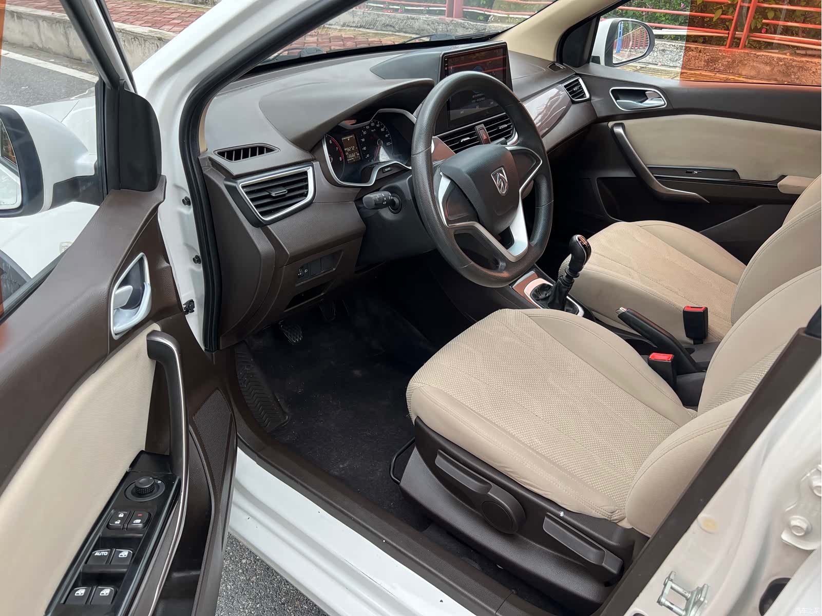 Wuling 310W, 2018 9