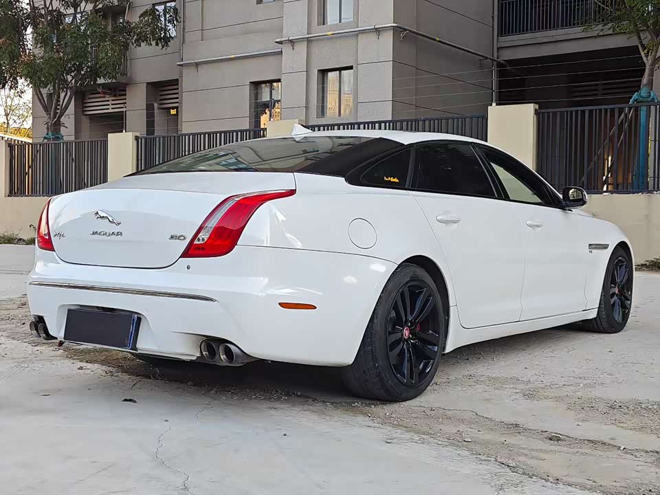 Jaguar XJ