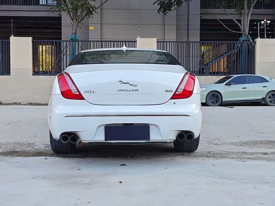 Jaguar XJ
