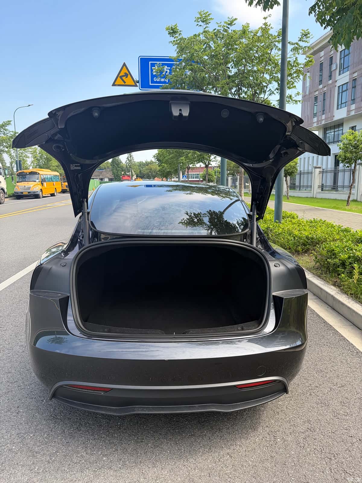 Tesla Model 3, 2025 10