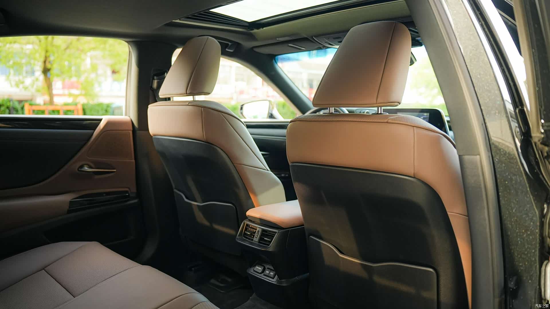 Lexus ES, 2022 13
