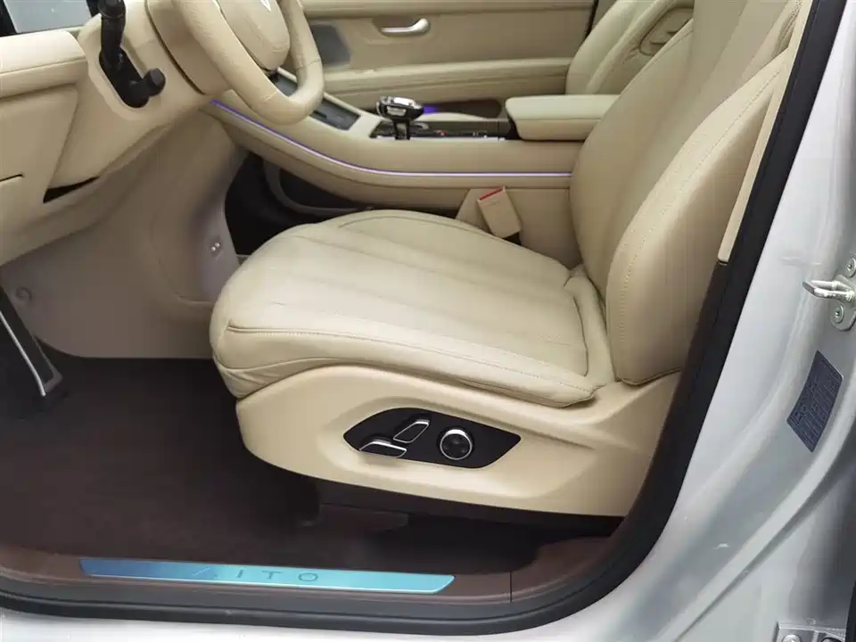 AITO Ask the world M7