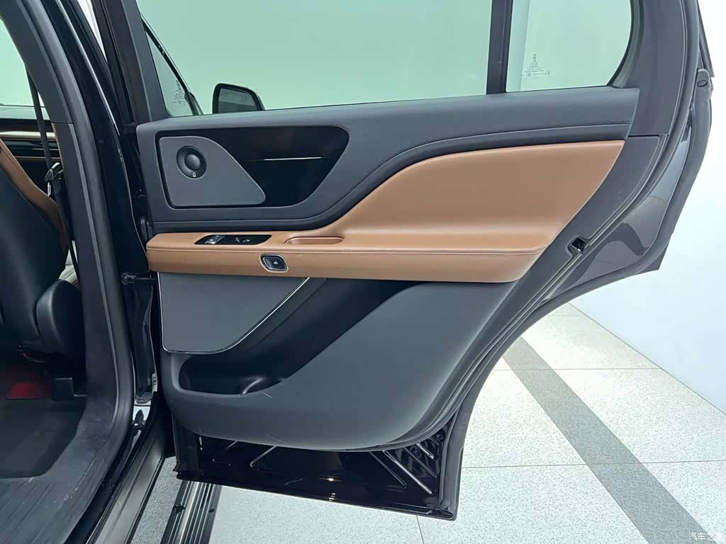 Lincoln Aviator, 2021 32