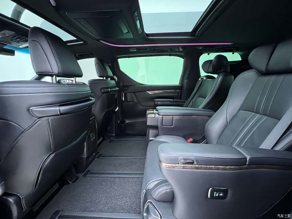 Toyota Vellfire, 2023 13