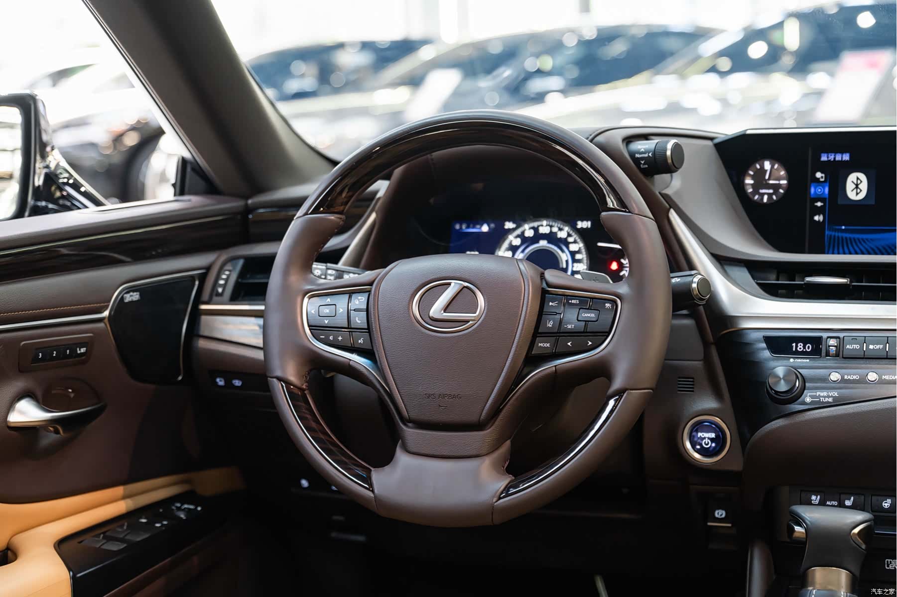 Lexus ES, 2019 13
