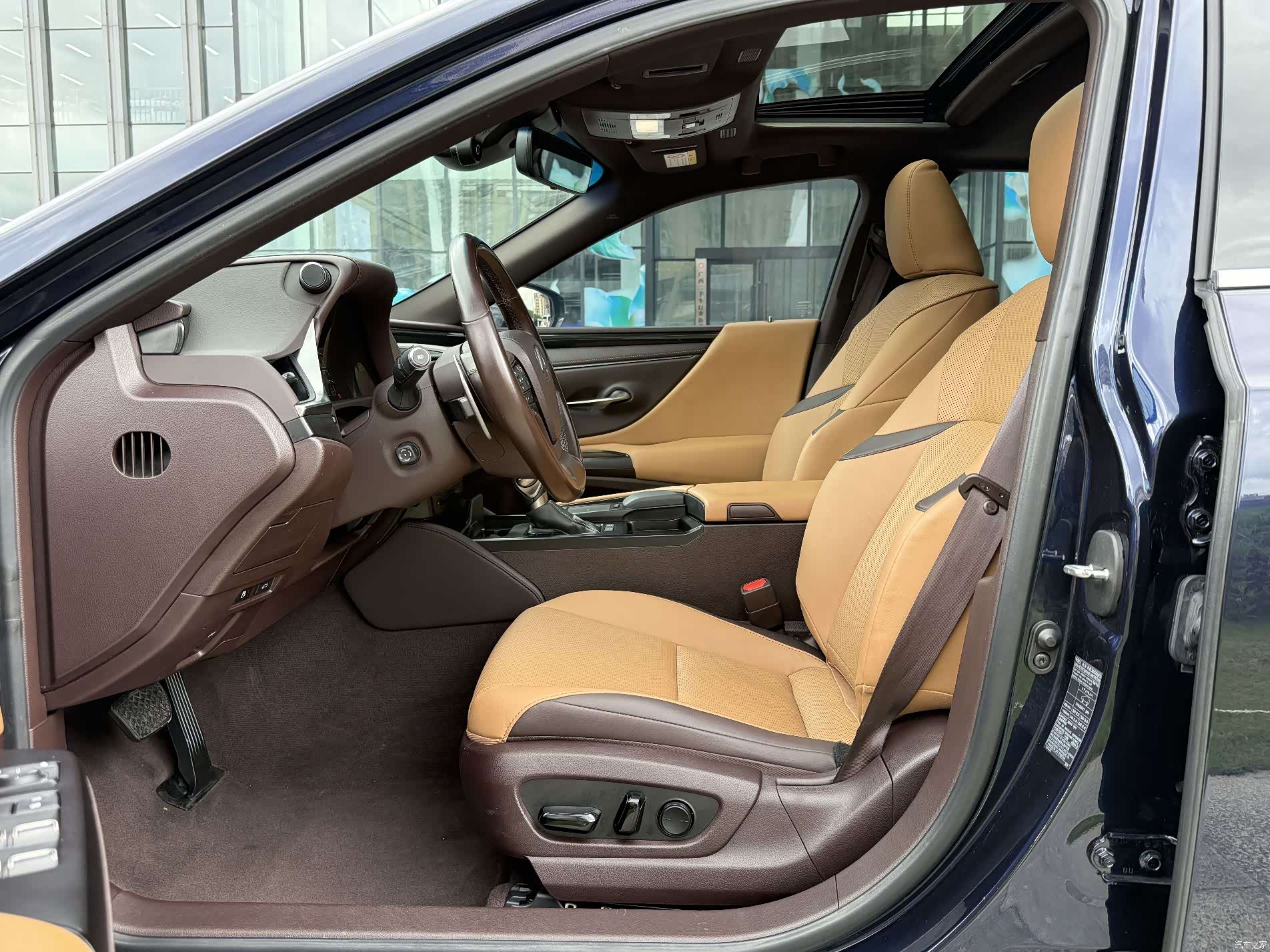 Lexus ES, 2021 все фото