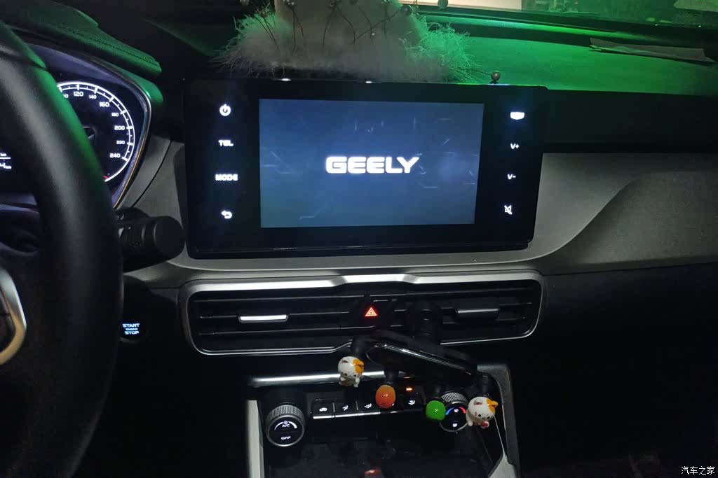 Geely Coolray, 2025 13