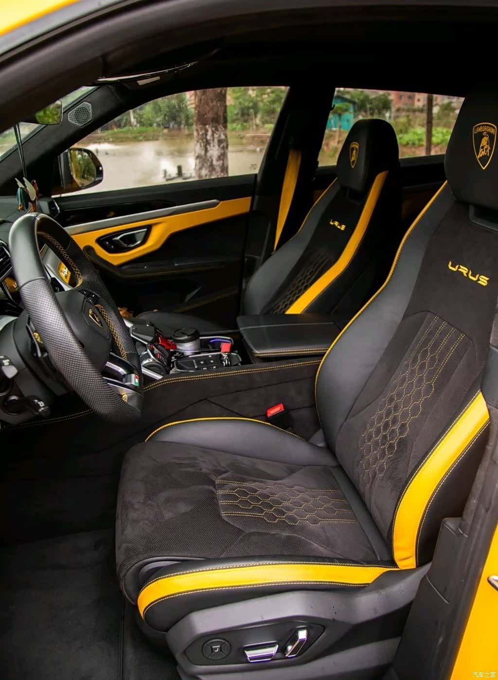 Lamborghini Urus, 2024 4