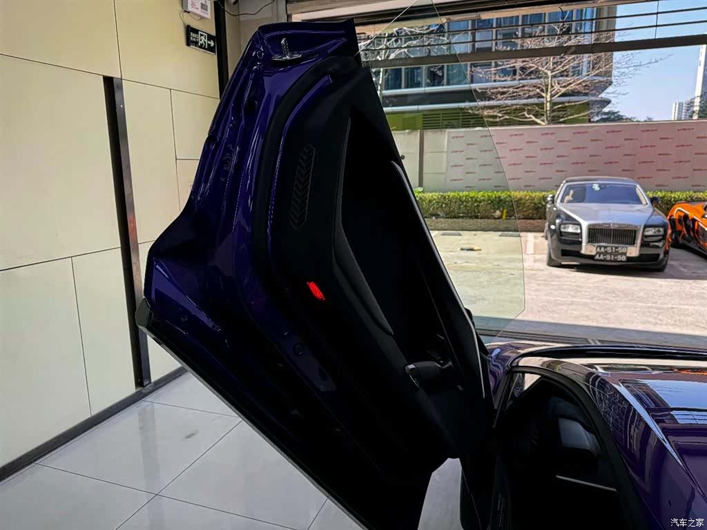 Lamborghini Revuelto, 2025 8
