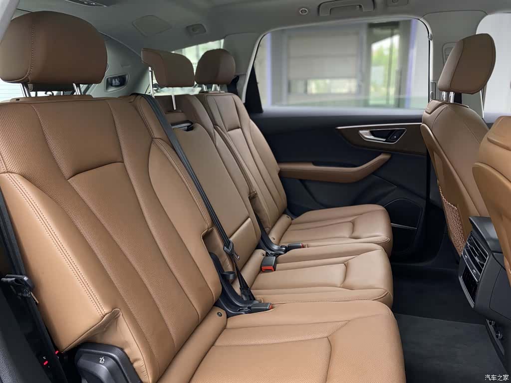 Audi Q7, 2025 11