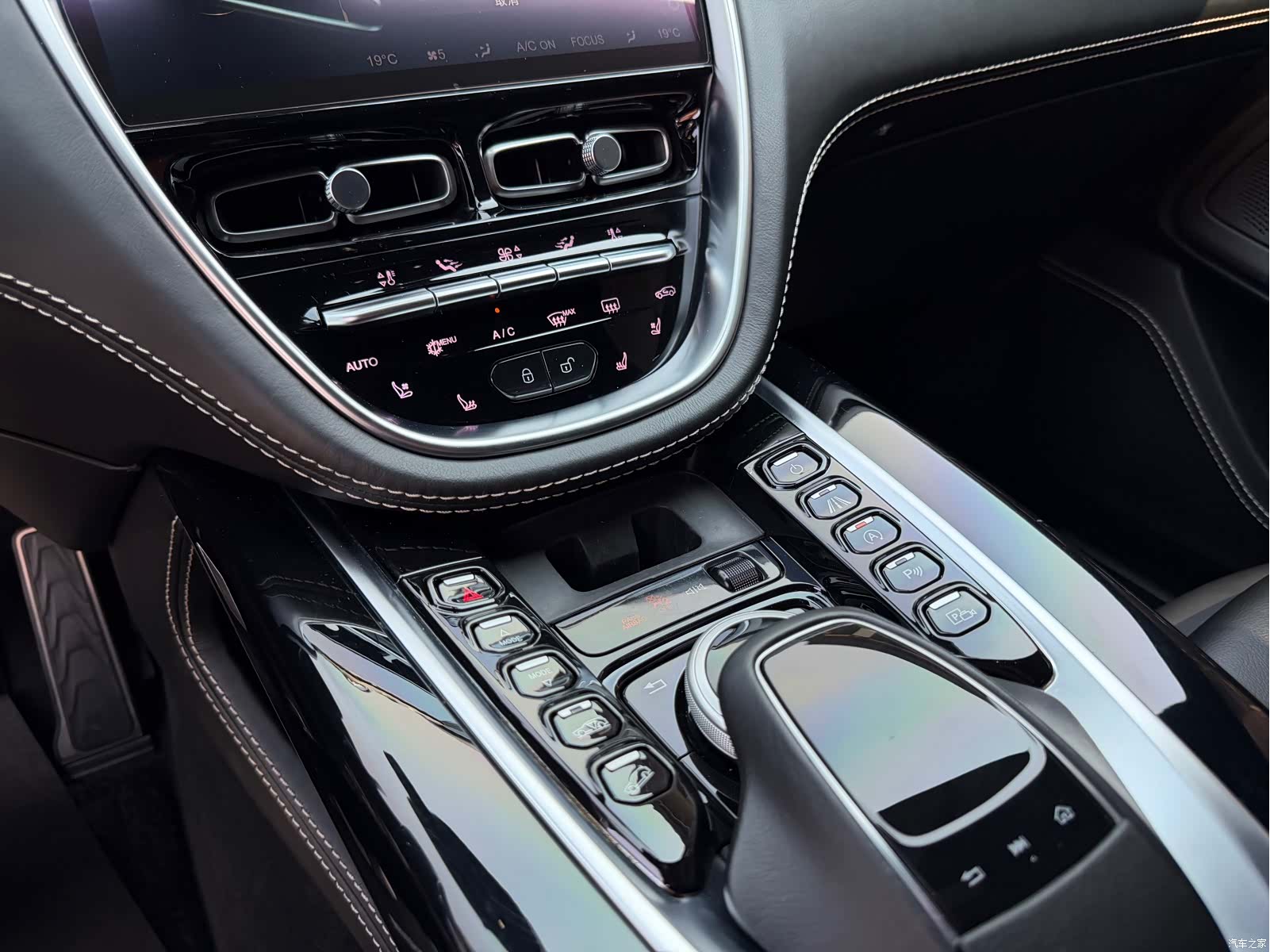 Aston Martin DBX, 2021 6