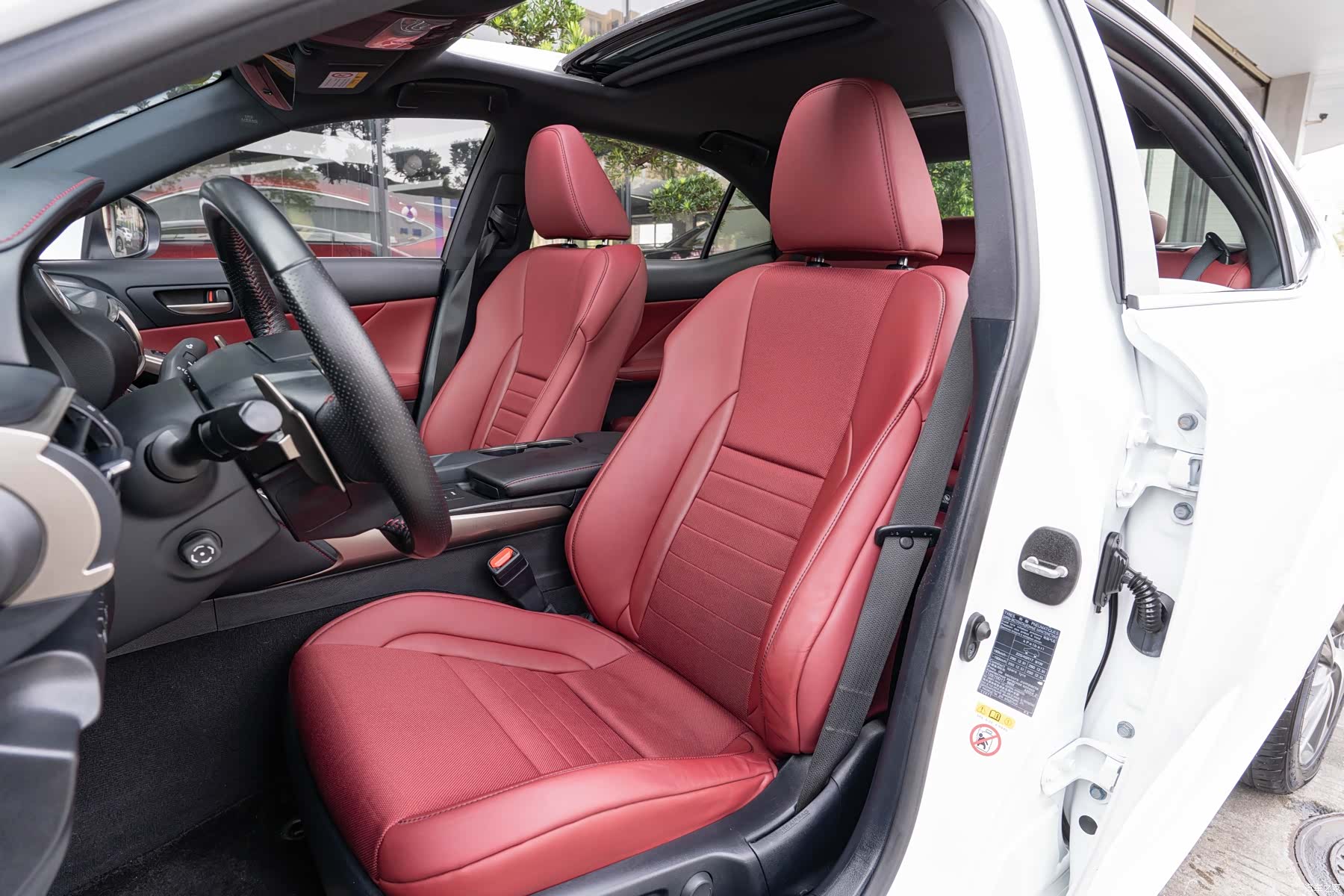Lexus IS, 2017 11