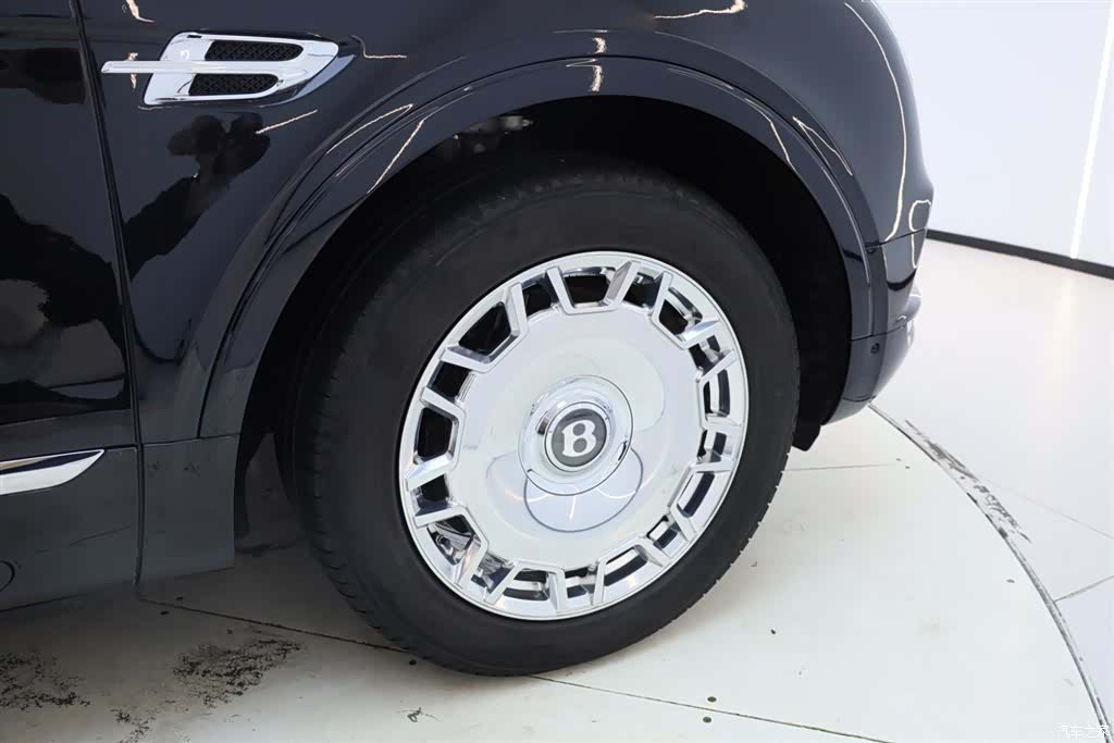 Bentley Bentayga, 2018 13