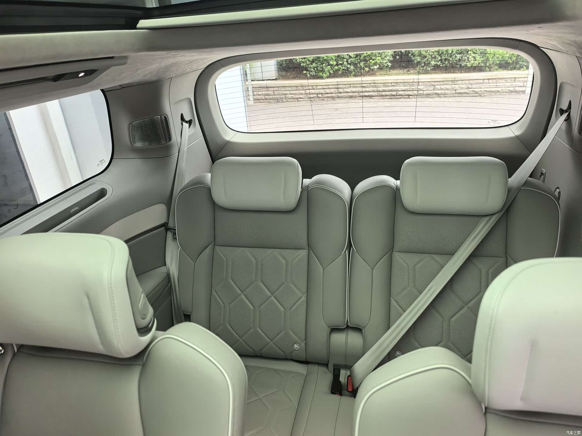 Volvo EM90, 2024 7