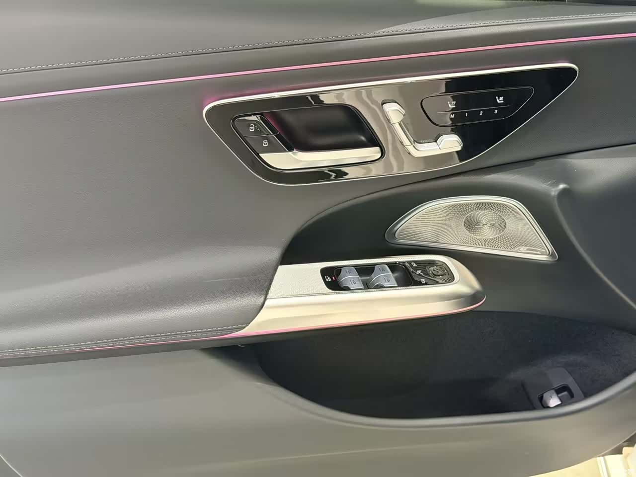 Mercedes-Benz E-Class, 2024 8