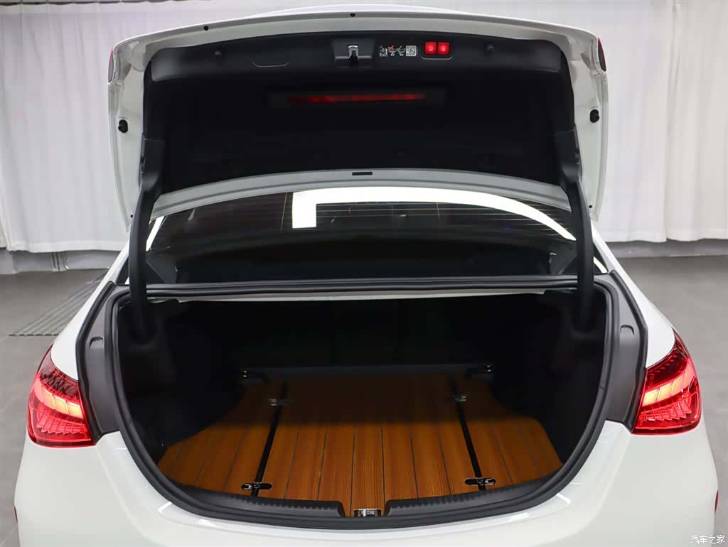 Mercedes-Benz C-Class, 2024 26