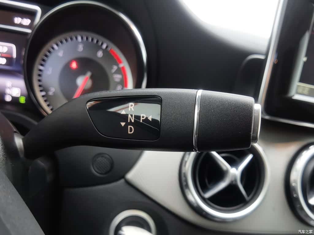 Mercedes-Benz GLA, 2015 13