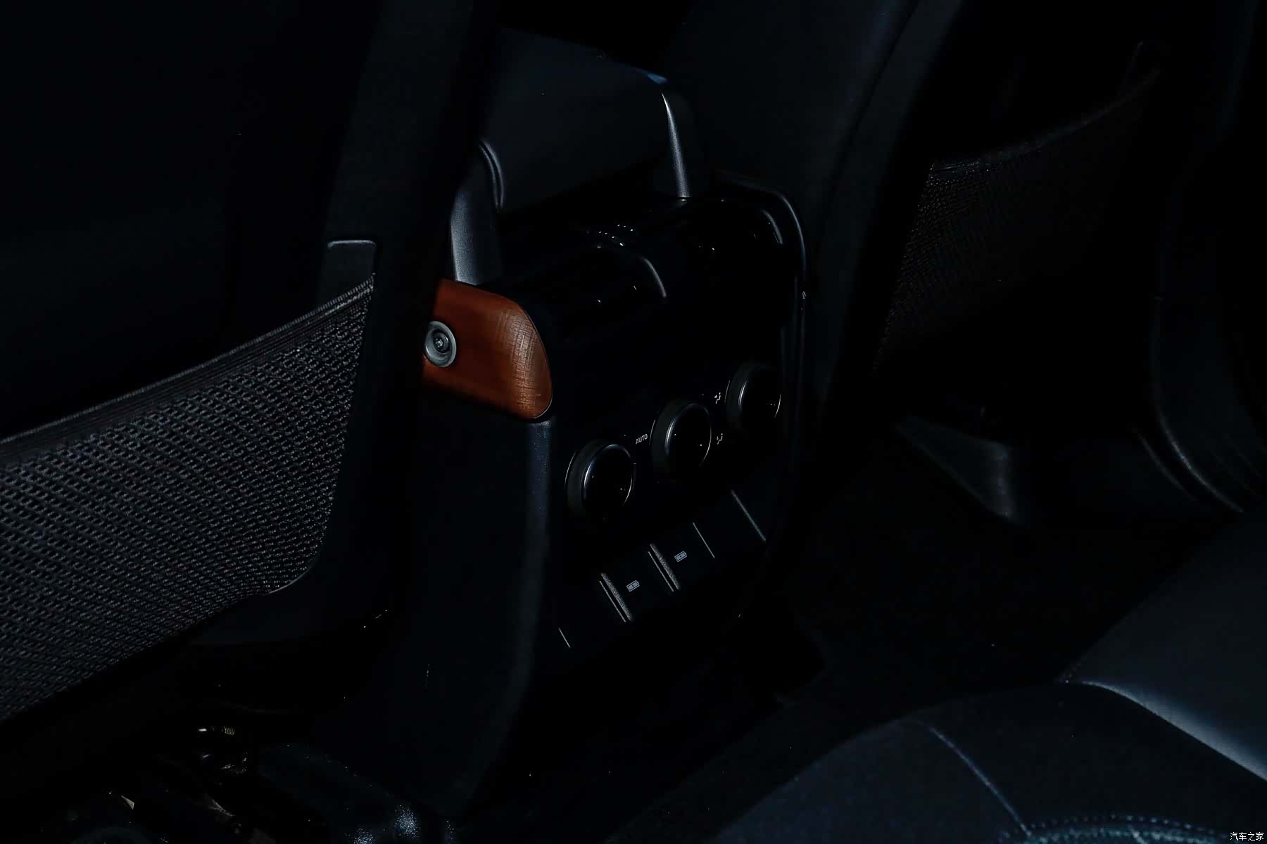 Land Rover Defender, 2023 9