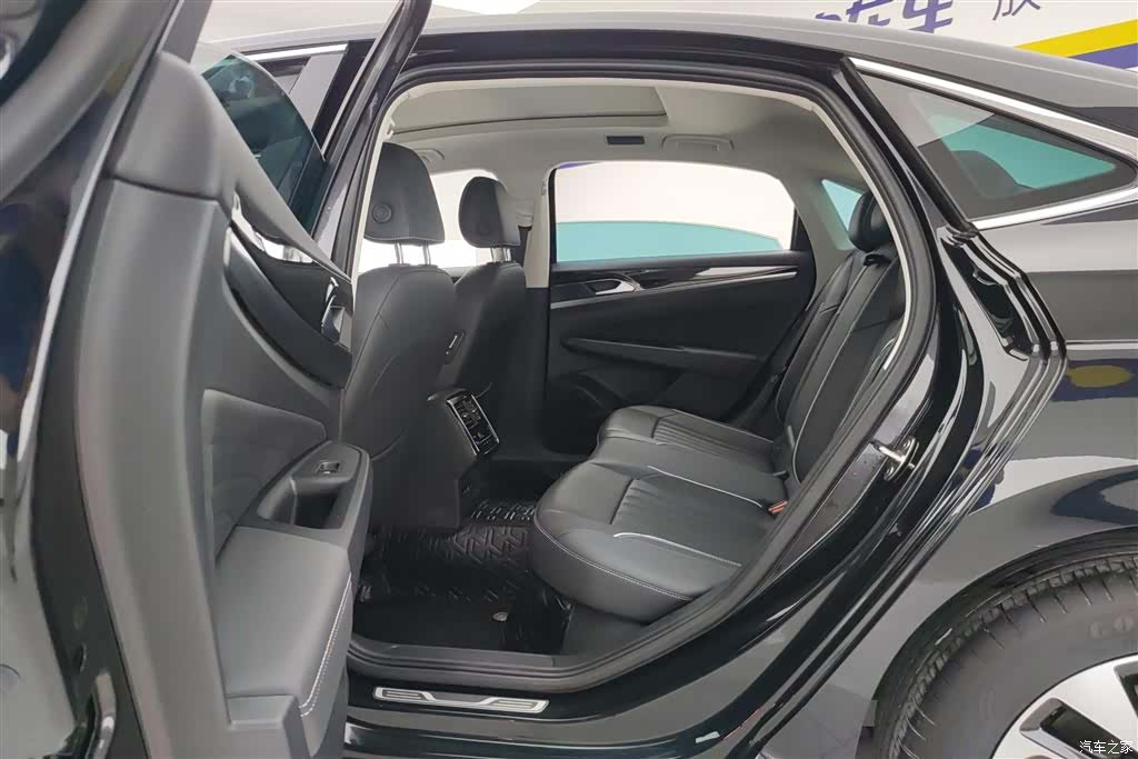 Volkswagen Passat, 2023 11