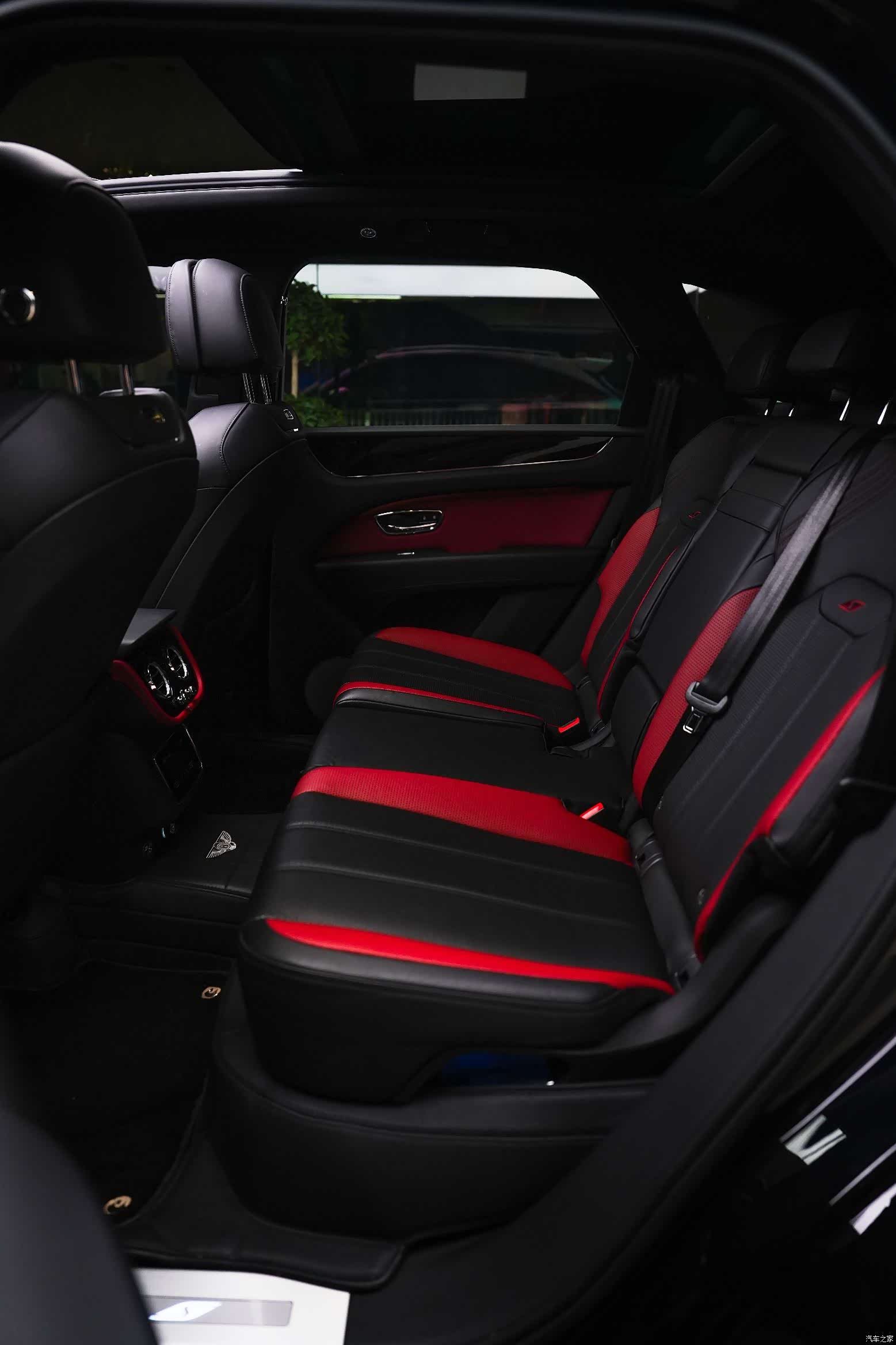 Bentley Bentayga, 2023 14