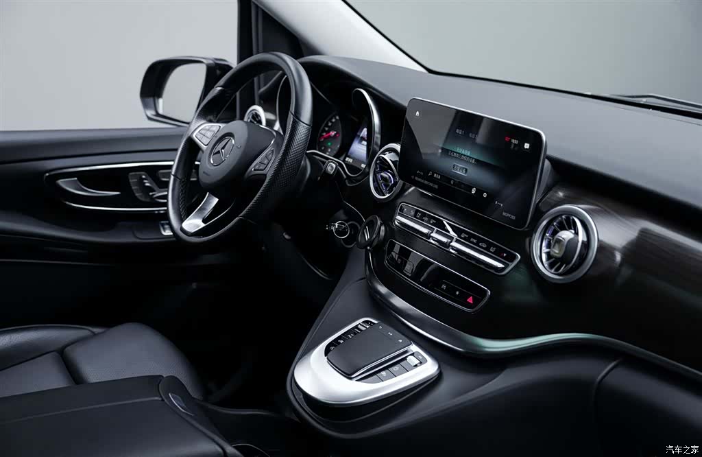 Mercedes-Benz V-Class, 2024 18