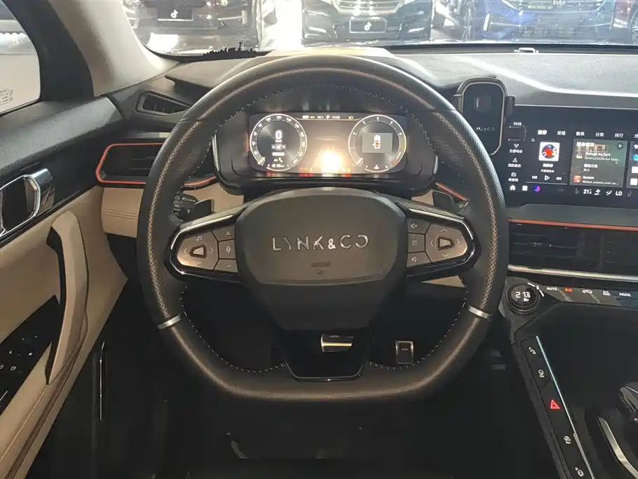 Lynk & Co 06