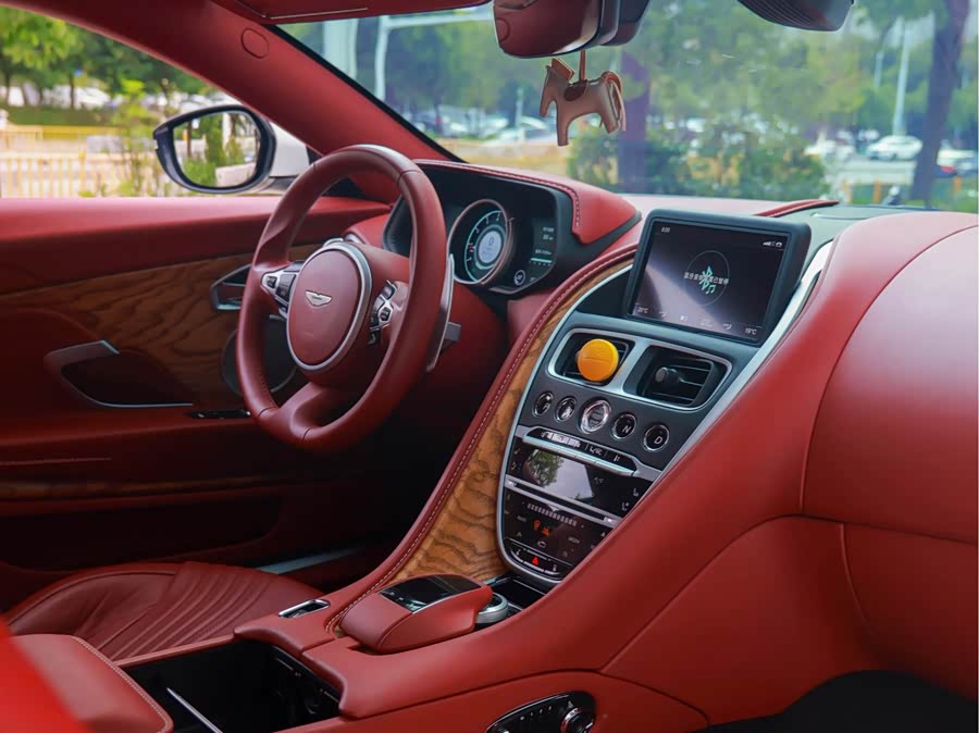 Aston Martin DB11 2018, фото 26