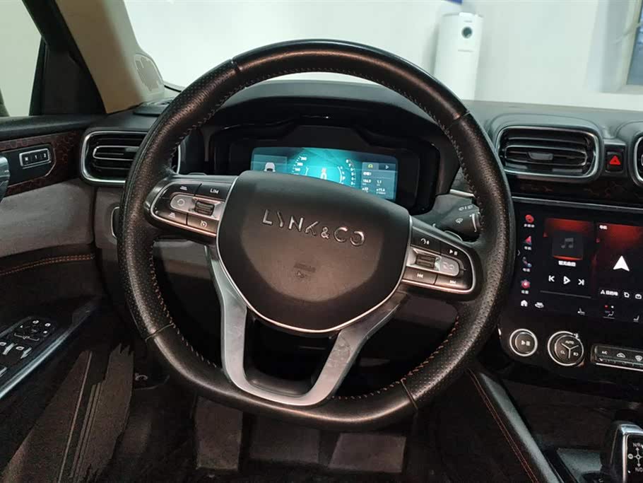 Lynk & Co 02 Lynk & Co 02