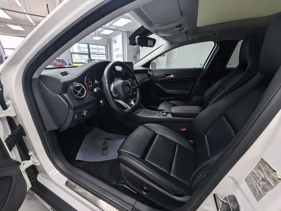 Mercedes-Benz GLA Mercedes-Benz GLA